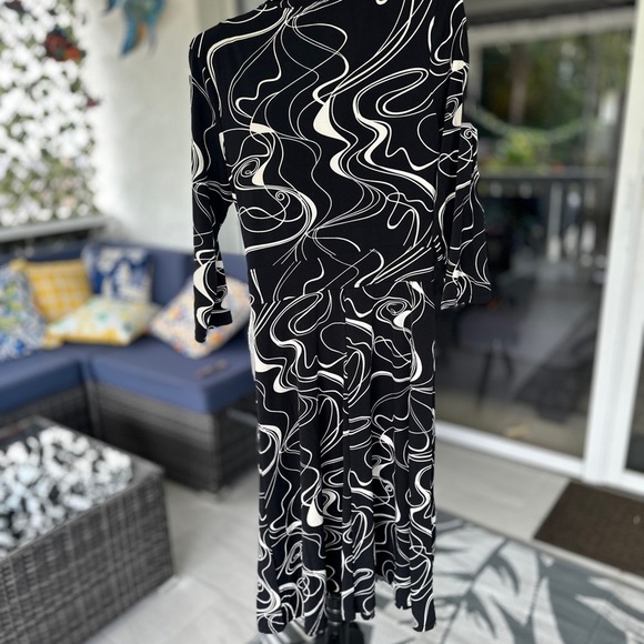 Elegant Black and White Swirl Dress - Picture 3 of 3